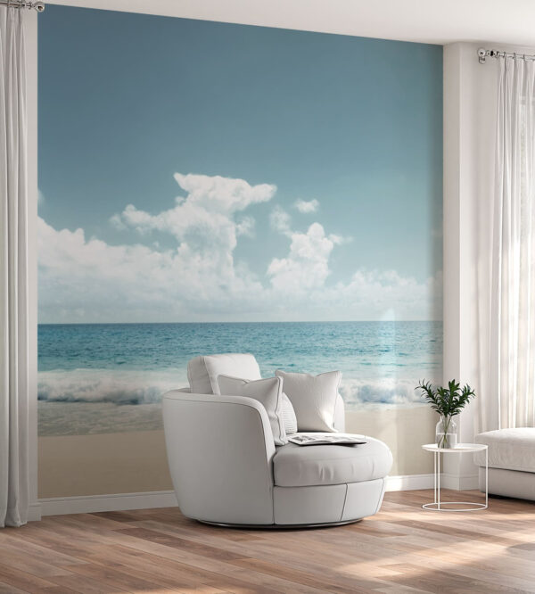 Uma praia com as ondas a baterem na areia Uma praia com as ondas a baterem na areia