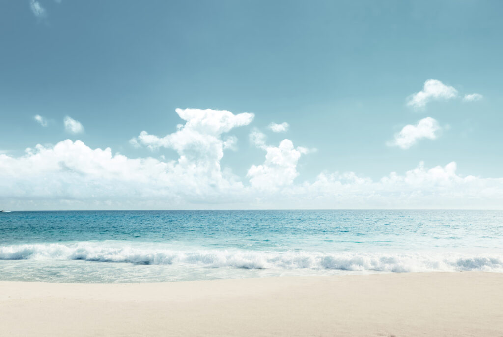 Uma praia com as ondas a baterem na areia Uma praia com as ondas a baterem na areia