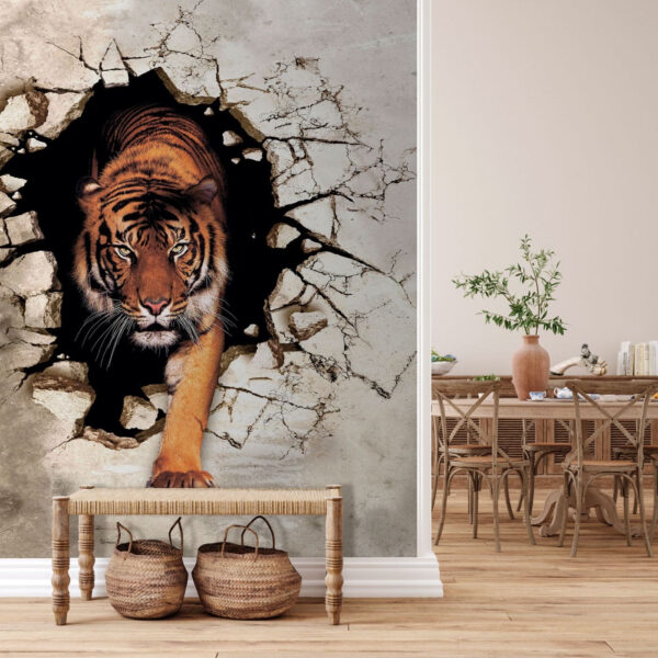 Tigre a sair de um buraco numa parede Tigre a sair de um buraco numa parede