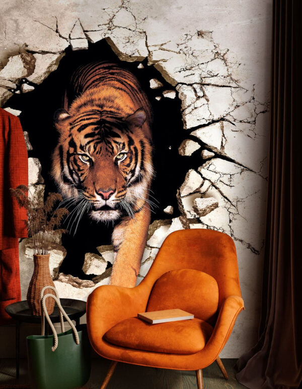Tigre a sair de um buraco numa parede Tigre a sair de um buraco numa parede