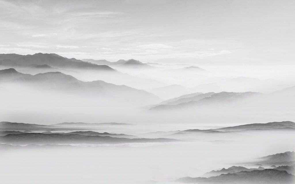 Paisagem de nevoeiro com montanhas Paisagem de nevoeiro com montanhas