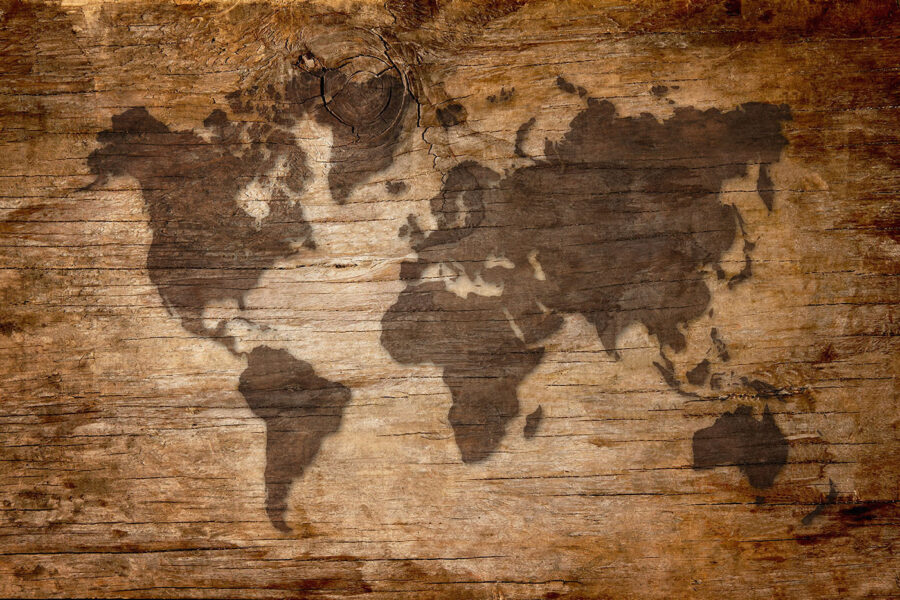 Mapa do mundo sobre uma superfície de madeira