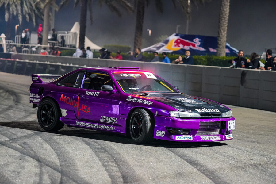 Carro roxo numa pista