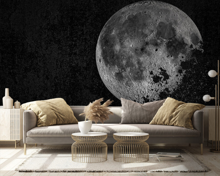 Lua misteriosa num céu escuro.