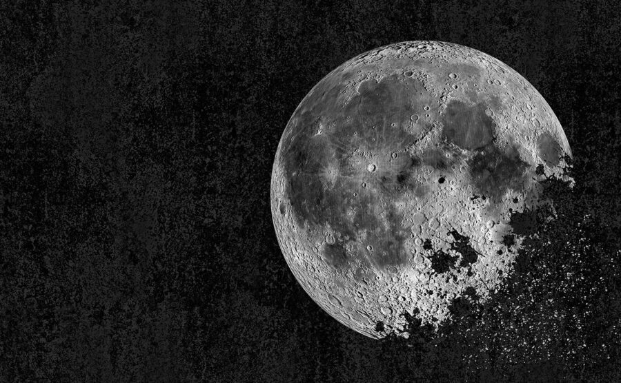 Lua misteriosa num céu escuro.