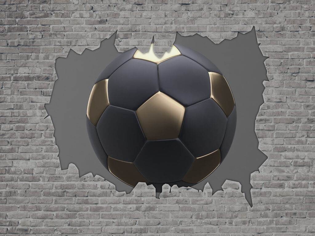 Bola de futebol atravessa a parede Bola de futebol atravessa a parede