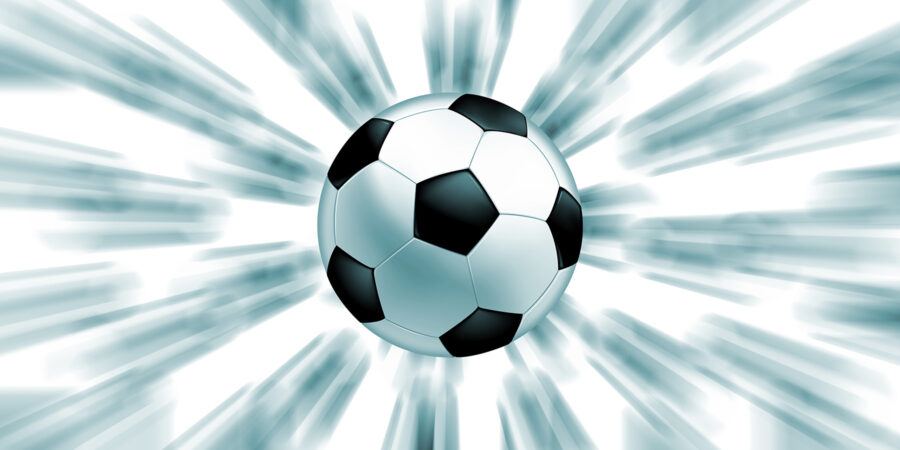Bola de futebol a voar no ar