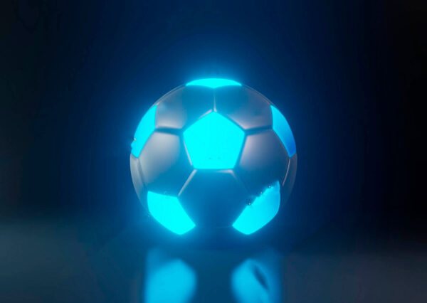 Bola de futebol com luzes azuis Bola de futebol com luzes azuis