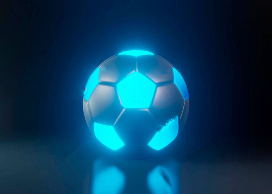 Bola de futebol com luzes azuis