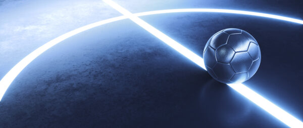 Bola de futebol numa superfície azul Bola de futebol numa superfície azul
