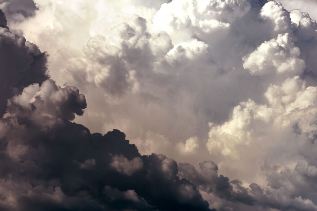 Céu nublado com muitas nuvens Céu nublado com muitas nuvens
