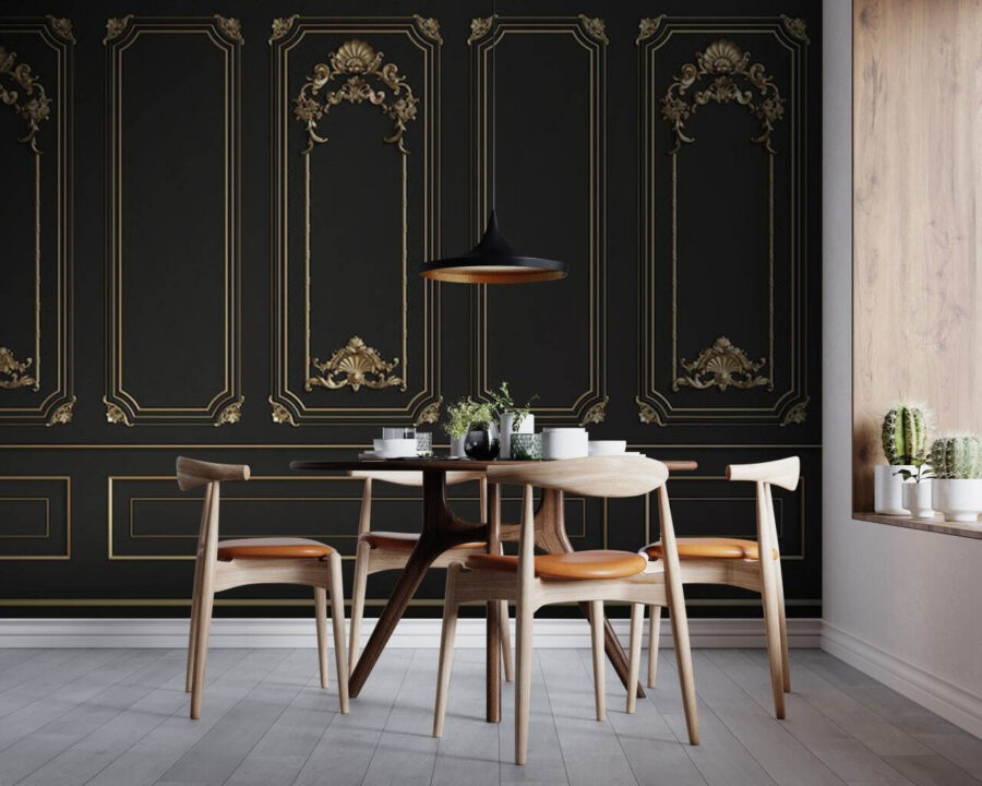 Painéis pretos elegantes com detalhes ornamentados.