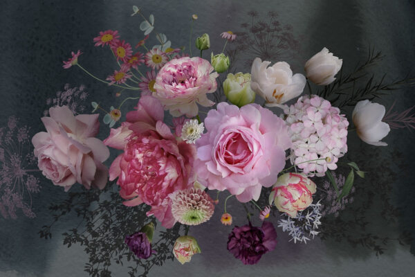 Bouquet de flores sobre um fundo preto Bouquet de flores sobre um fundo preto