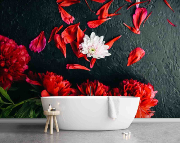 Grupo de flores vermelhas com pétalas sobre uma superfície preta Grupo de flores vermelhas com pétalas sobre uma superfície preta