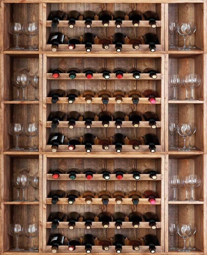 Garrafas e copos de vinho numa prateleira