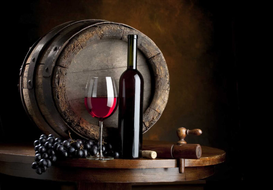 Papel de parede Garrafa e copo de vinho numa mesa - Image 4