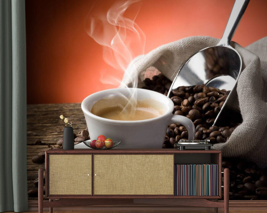 Chávena de café com vapor e grãos de café