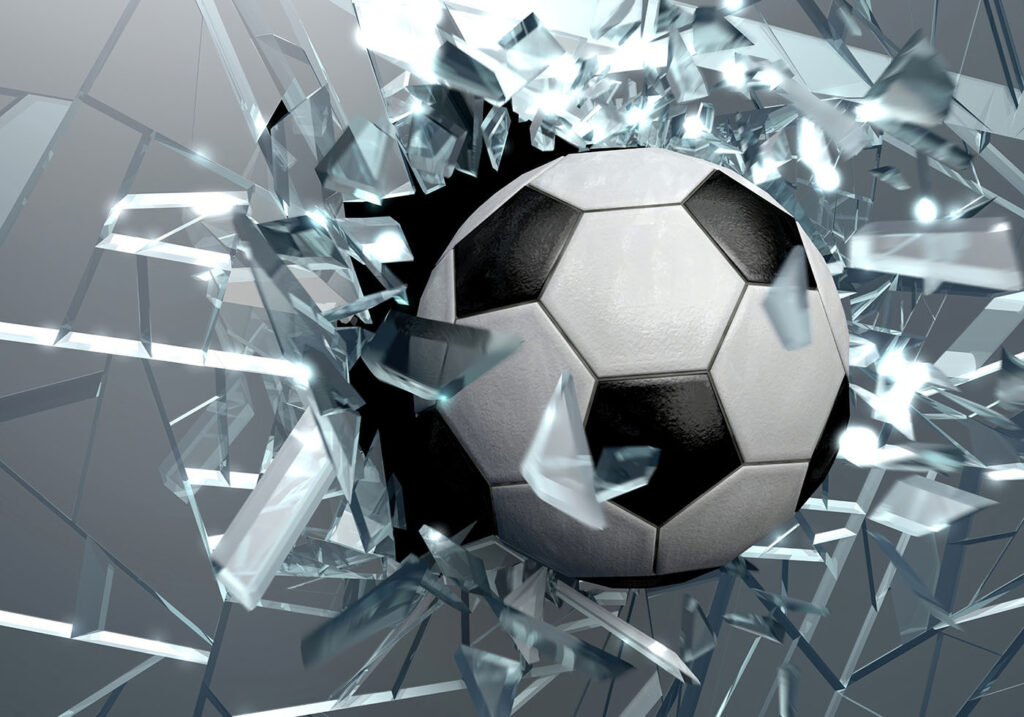 Bola de futebol a atravessar um vidro Bola de futebol a atravessar um vidro