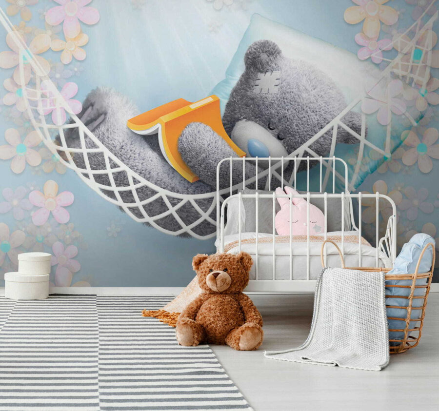 Urso de peluche a dormir numa rede