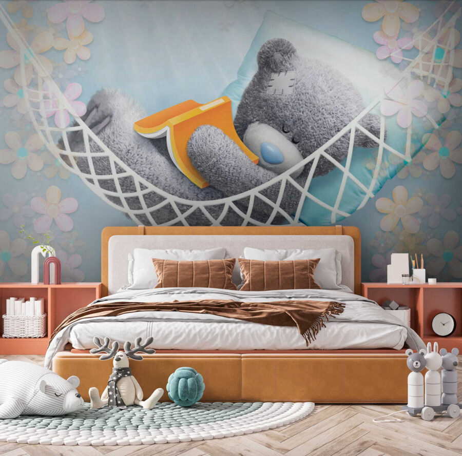 Urso de peluche a dormir numa rede