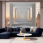 Papel de parede Longo passadiço com pilares e uma cidade ao fundo