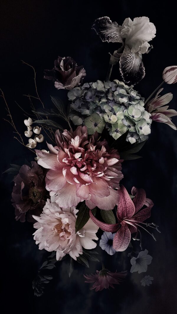 Arranjo elegante de flores escuras. Arranjo elegante de flores escuras.