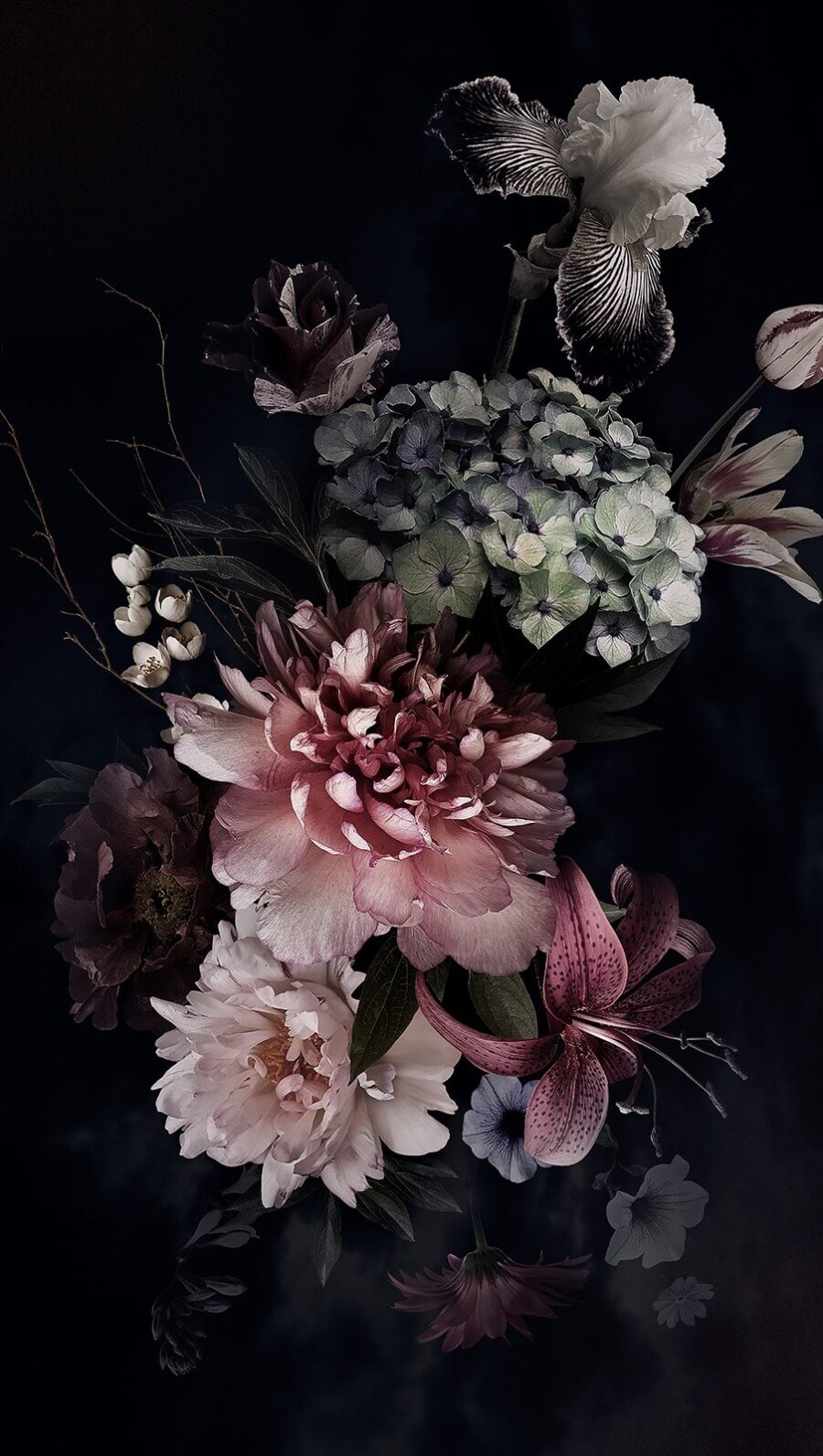 Arranjo elegante de flores escuras.