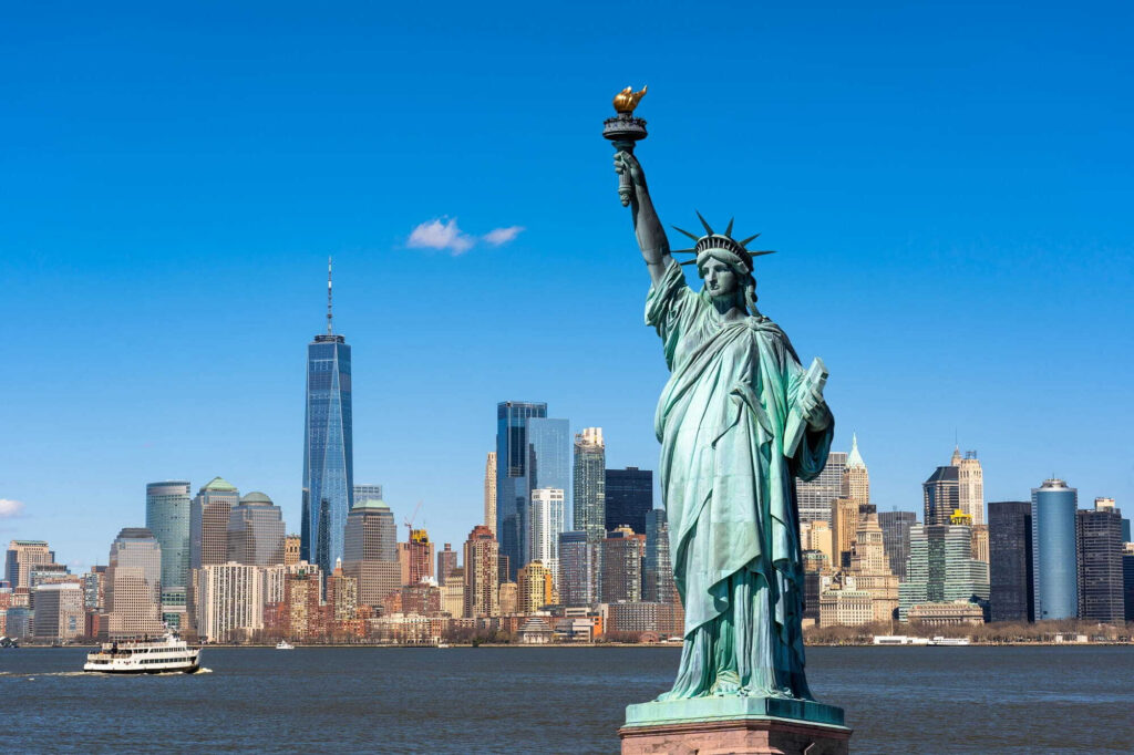Estátua da liberdade com uma cidade ao fundo Estátua da liberdade com uma cidade ao fundo