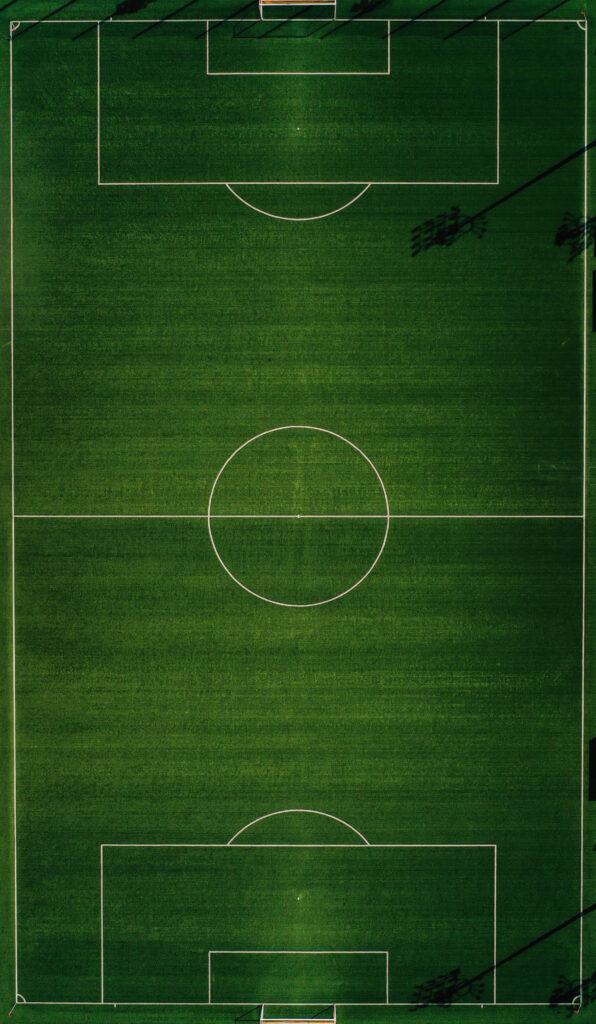 Campo de futebol com um círculo branco Campo de futebol com um círculo branco