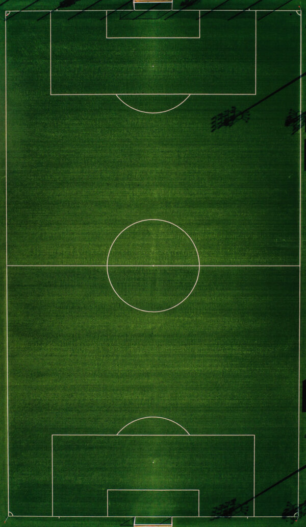Campo de futebol com um círculo branco Campo de futebol com um círculo branco