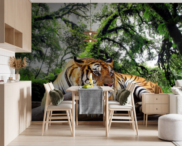 Tigre deitado num tronco Tigre deitado num tronco