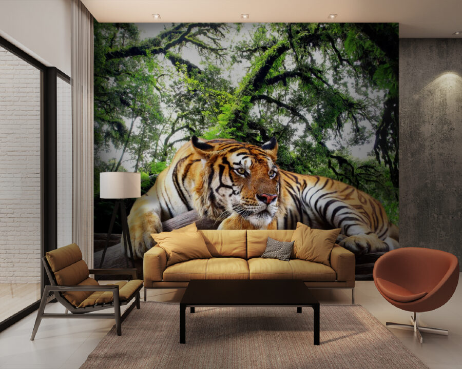 Tigre deitado num tronco Tigre deitado num tronco