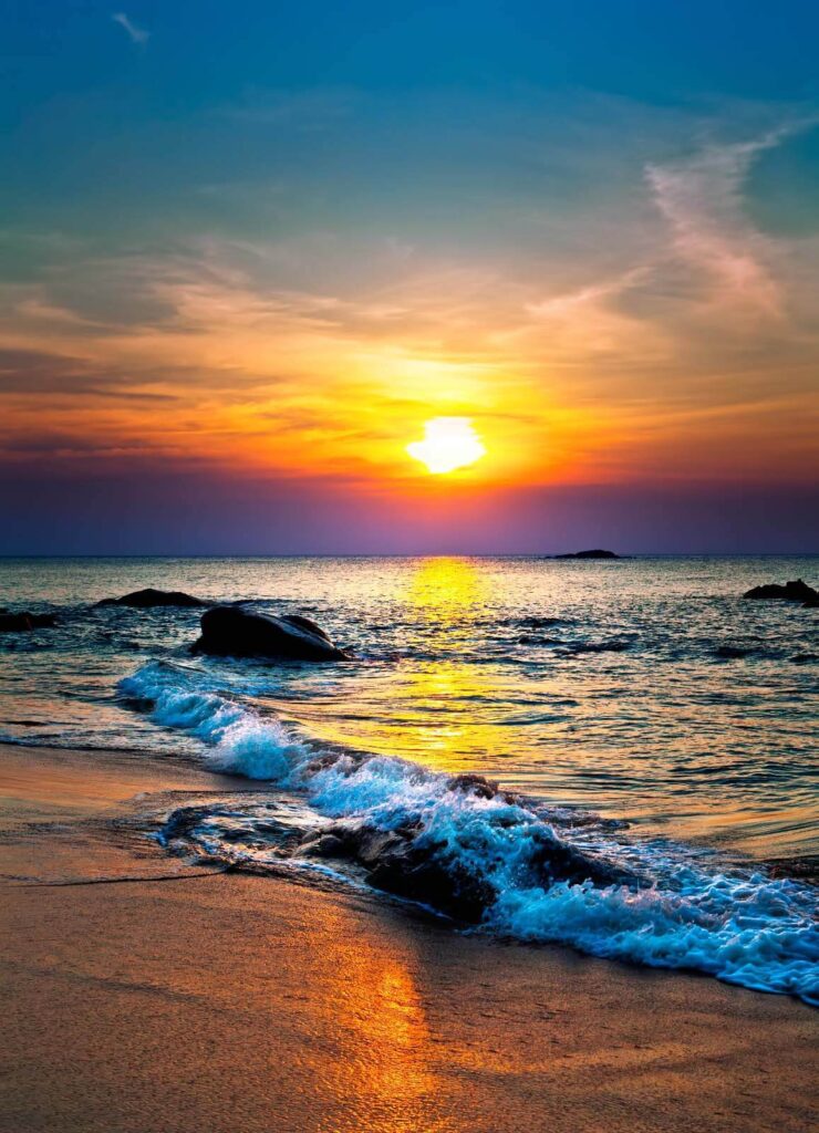 Pôr do sol sobre uma praia Pôr do sol sobre uma praia
