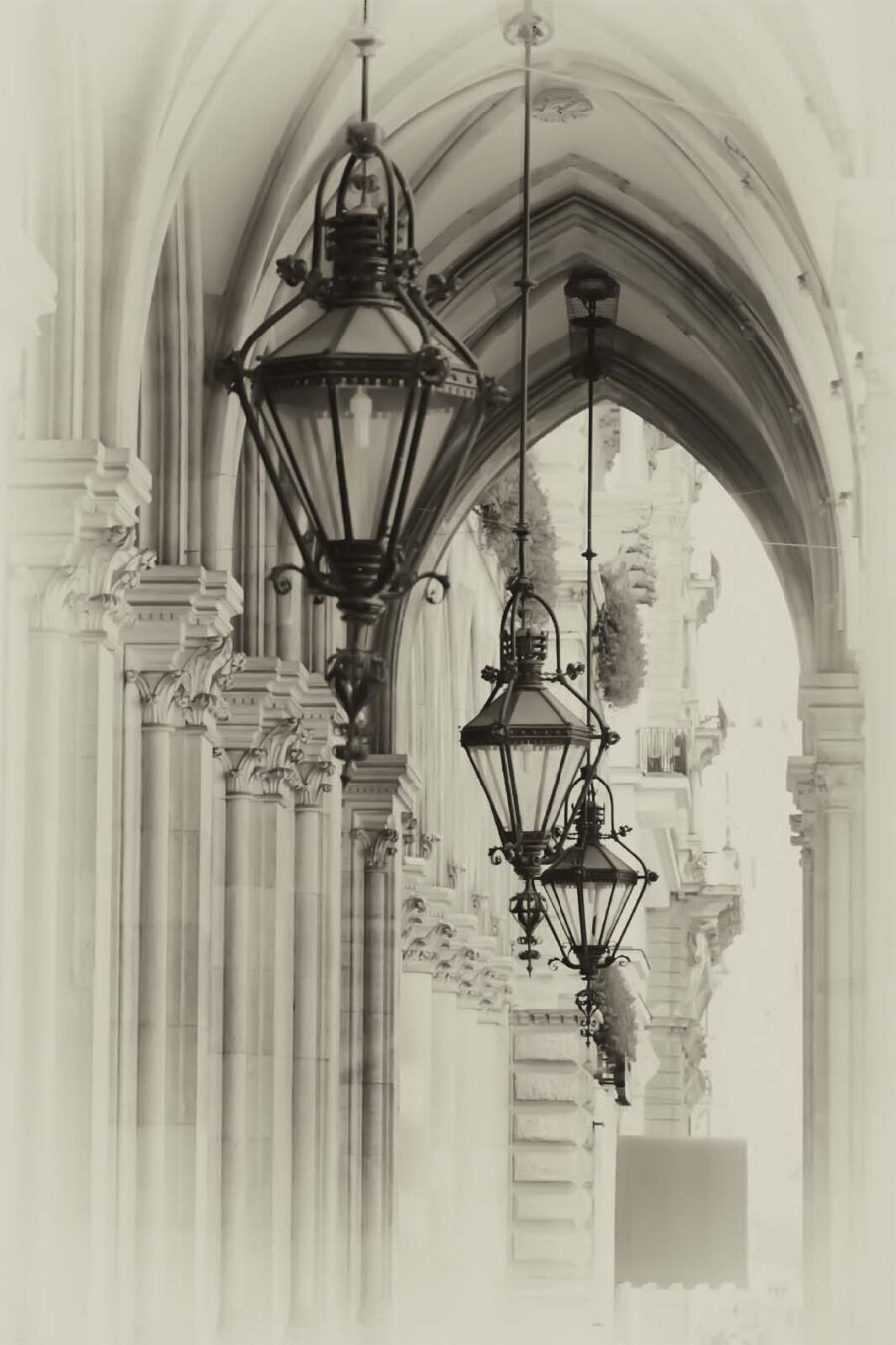 Fila de lanternas num edifício