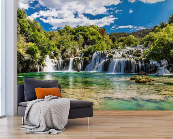 Parque Nacional de Krka rodeado de árvores e de um céu azul u55775pig25m 600x480 - Parque Nacional de Krka rodeado de árvores e de um céu azul