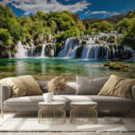 Papel de parede Parque Nacional de Krka rodeado de árvores e de um céu azul