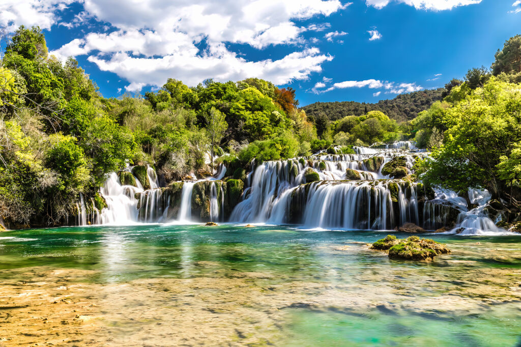 Parque Nacional de Krka rodeado de árvores e de um céu azul u55775p 1024x683 - Parque Nacional de Krka rodeado de árvores e de um céu azul