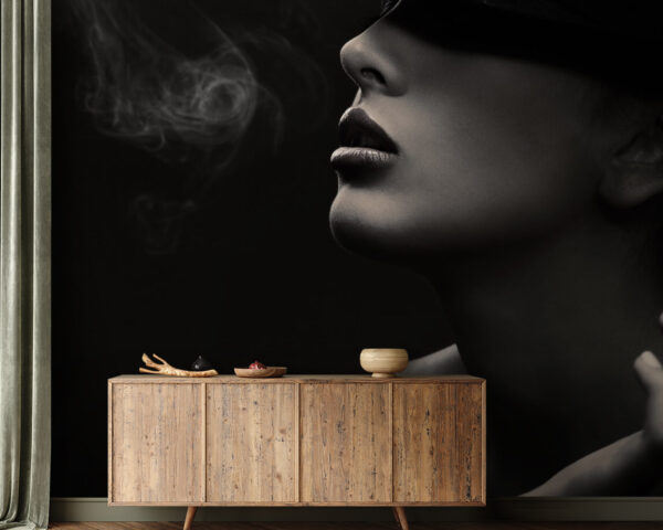 Mulher com um chapéu e a fumar Mulher com um chapéu e a fumar