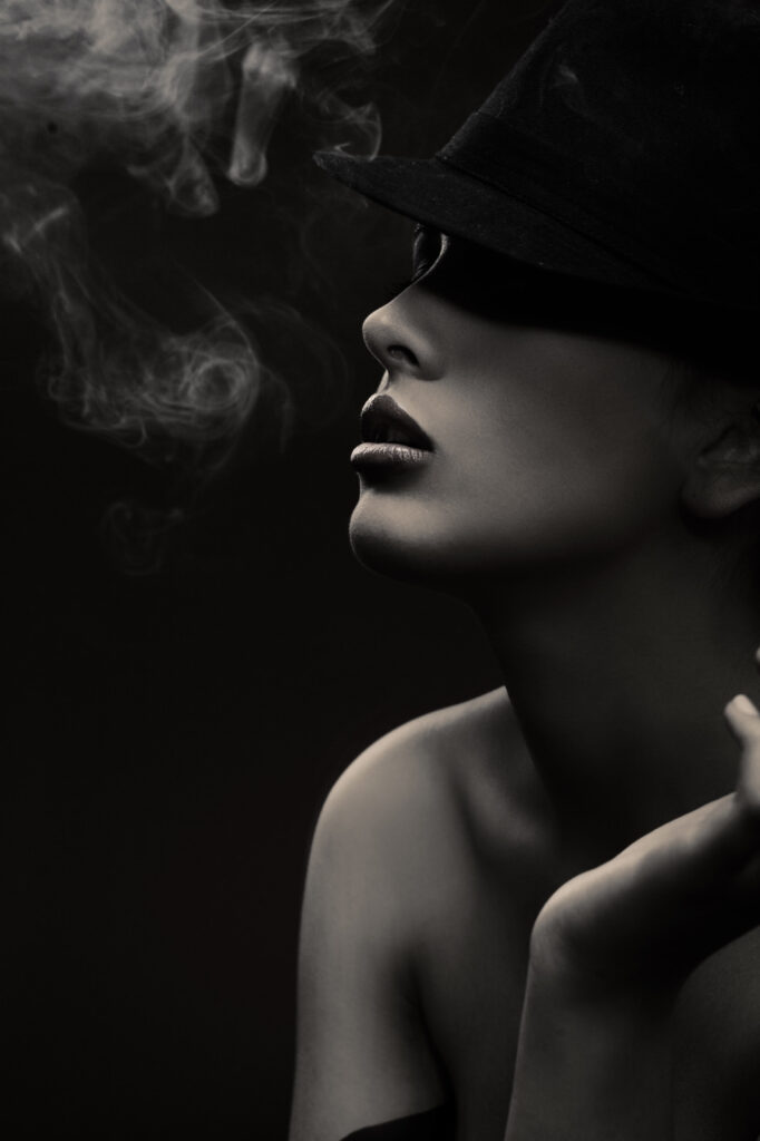Mulher com um chapéu e a fumar Mulher com um chapéu e a fumar