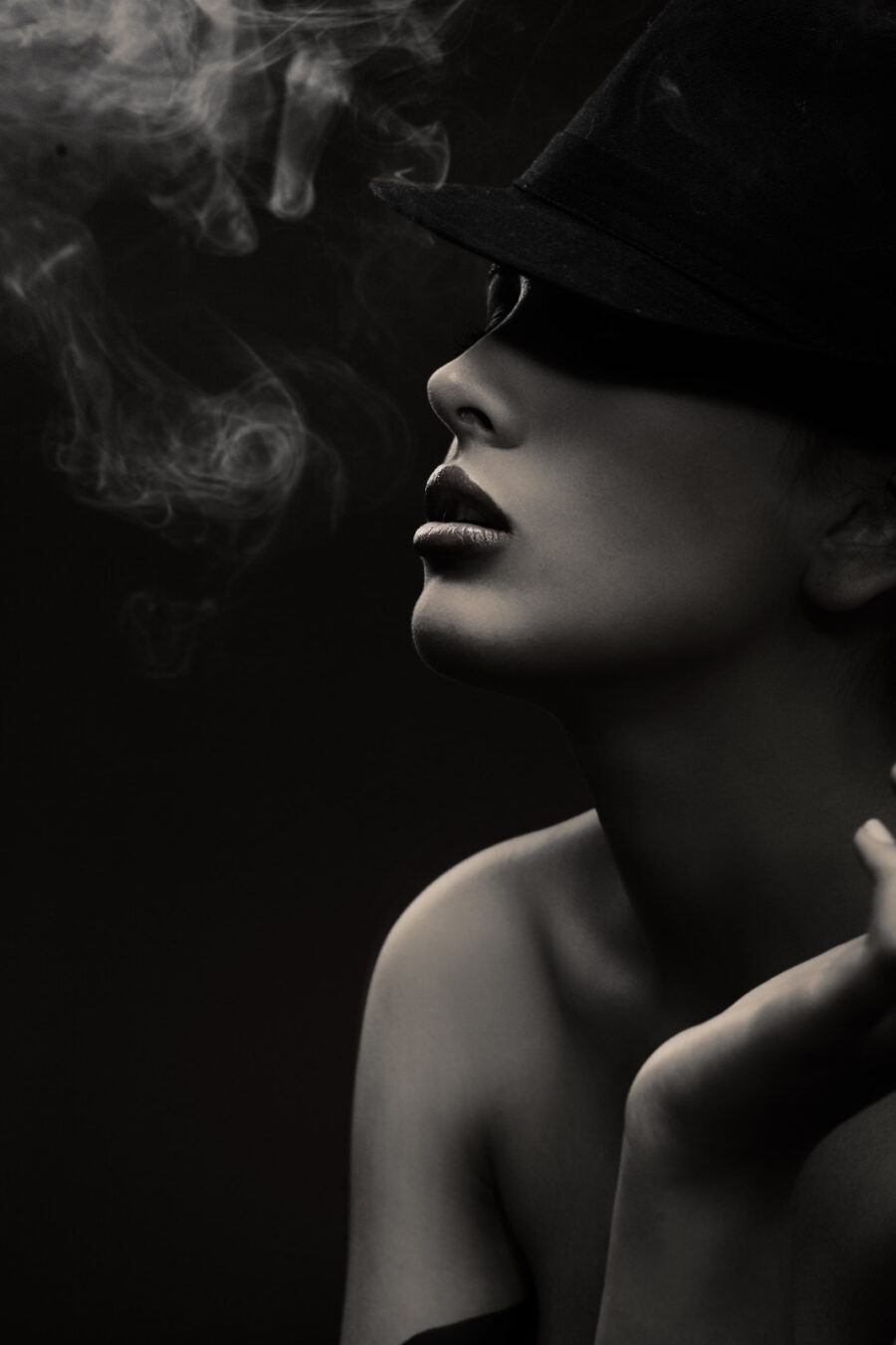 Mulher com um chapéu e a fumar
