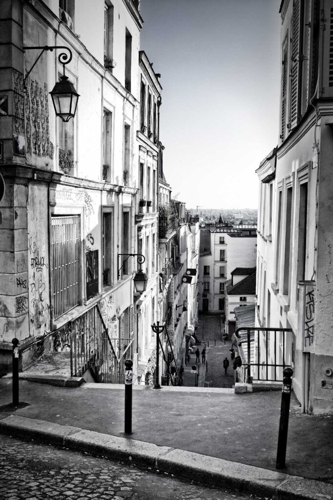 Rua com edifícios e um candeeiro de rua Rua com edifícios e um candeeiro de rua