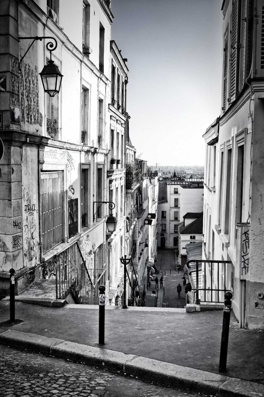 Rua com edifícios e um candeeiro de rua