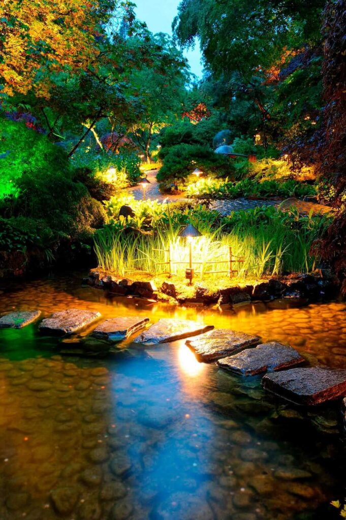 Caminho de pedra num lago com luzes Caminho de pedra num lago com luzes