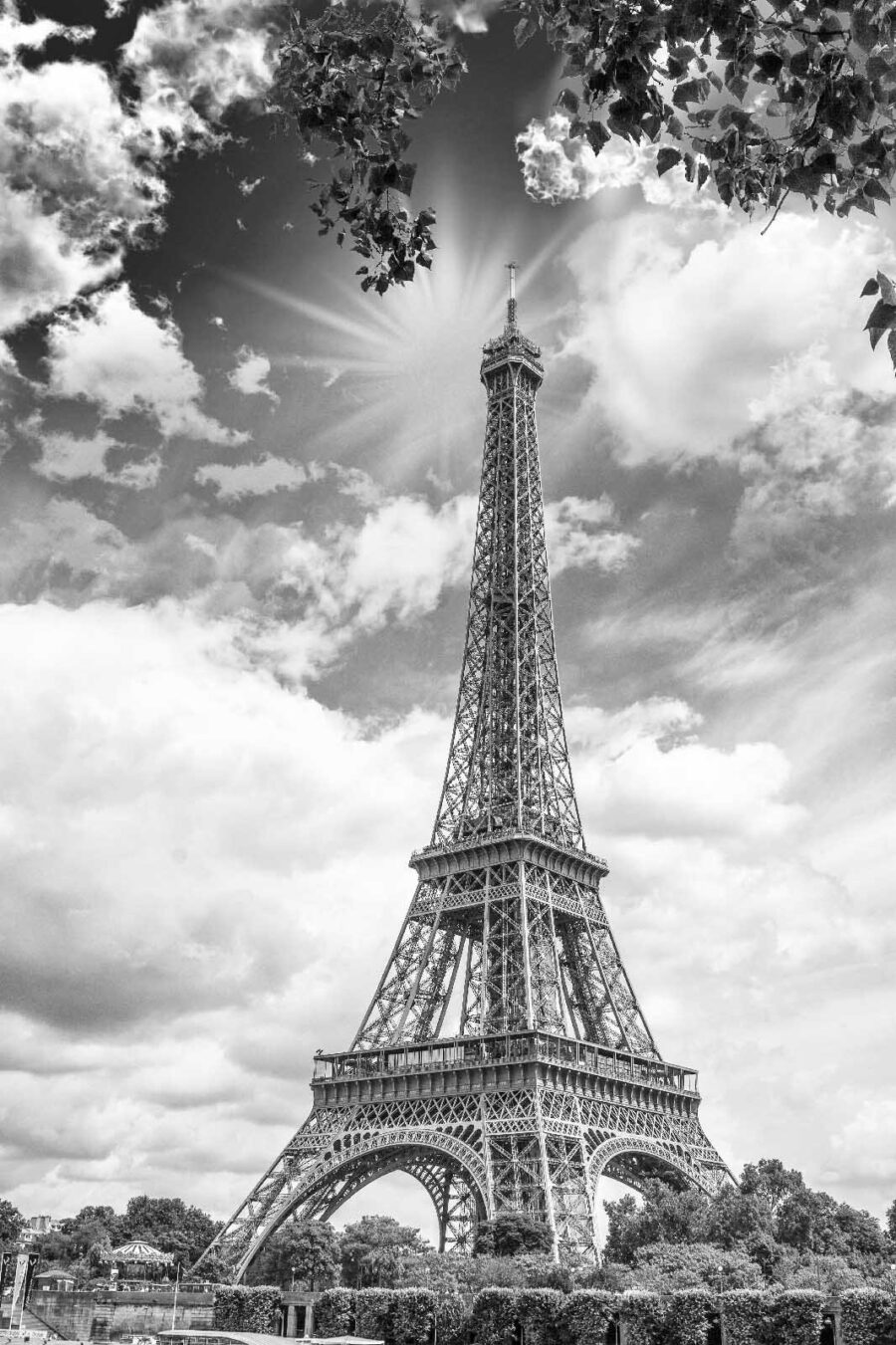 Torre alta com um céu nublado Torre alta com um céu nublado