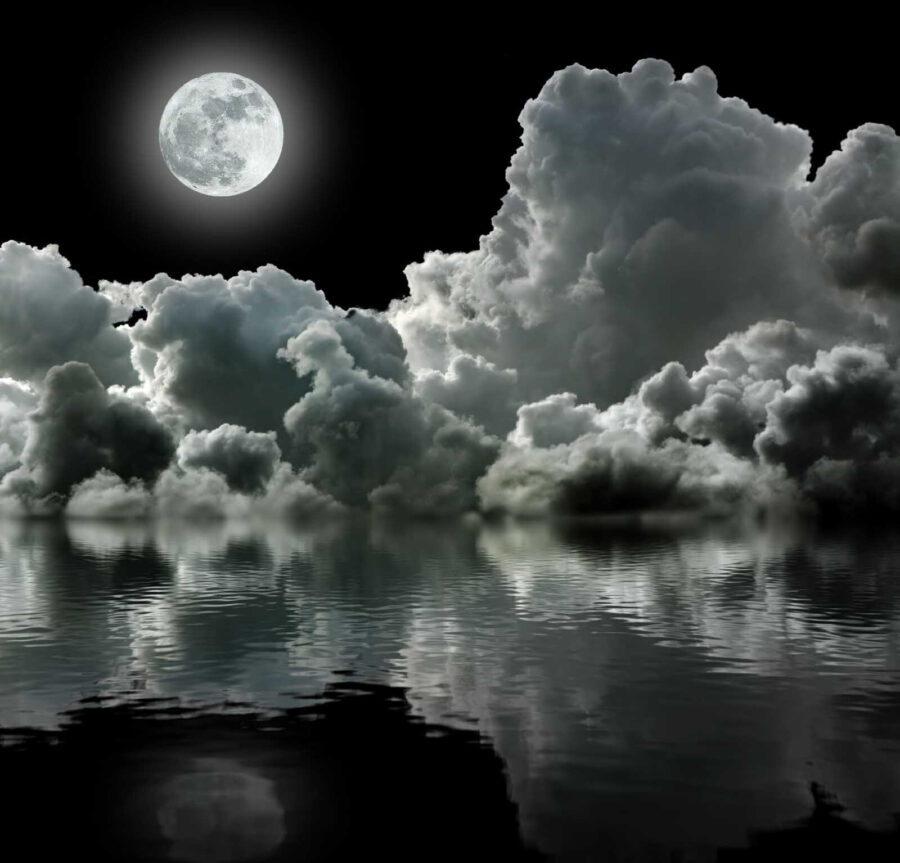 Lua sobre a água com nuvens e nuvens
