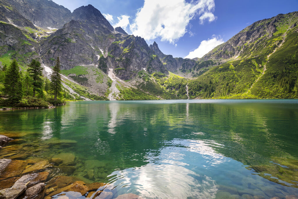 Lago rodeado de montanhas Lago rodeado de montanhas