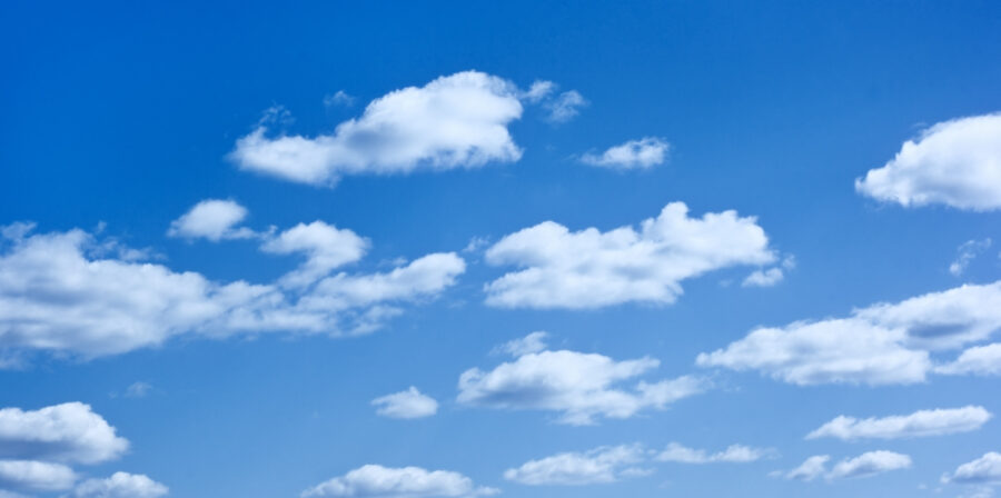 Céu azul com nuvens