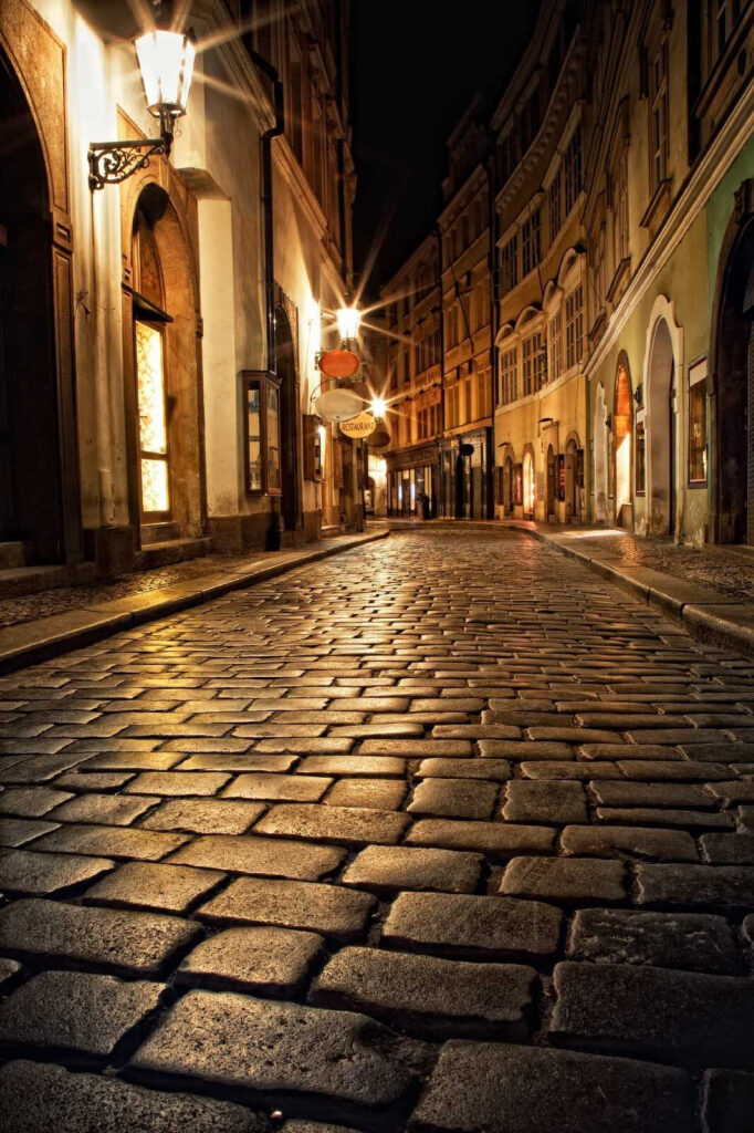 Rua de pedra com edifícios e candeeiros de rua Rua de pedra com edifícios e candeeiros de rua