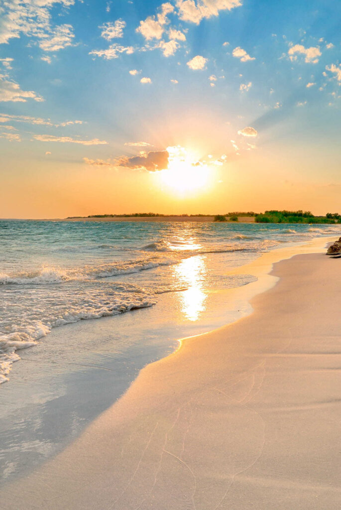 Praia com ondas e um pôr do sol u53408p 685x1024 - Praia com ondas e um pôr do sol