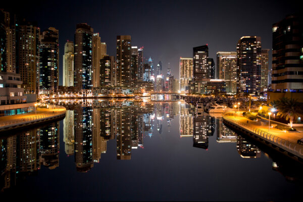 Horizonte da cidade com luzes a refletir na água Horizonte da cidade com luzes a refletir na água